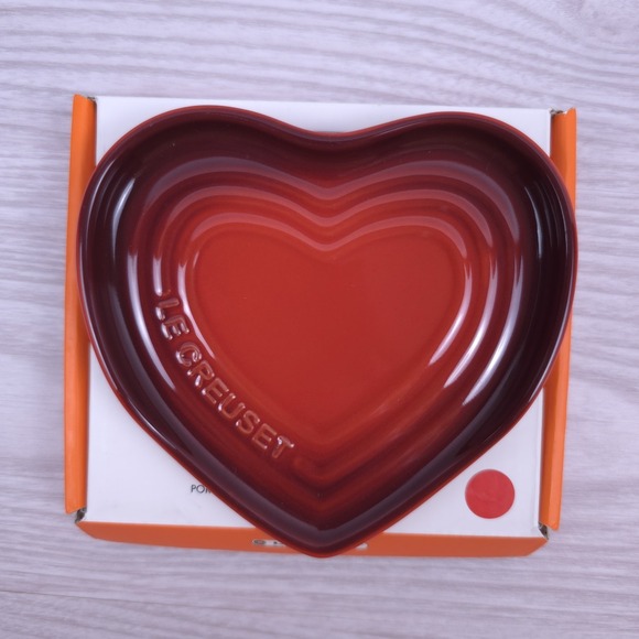Le Creuset Cerise Stoneware Heart Shaped Spoon Utensil Rest Red - Picture 1 of 5